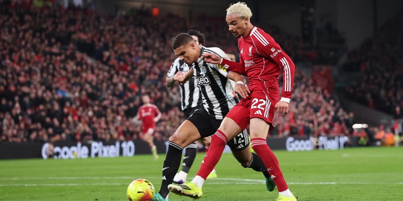 Newcastle có nhiều thay đổi về nhân sự trong khi Liverpool duy trì sự ổn định