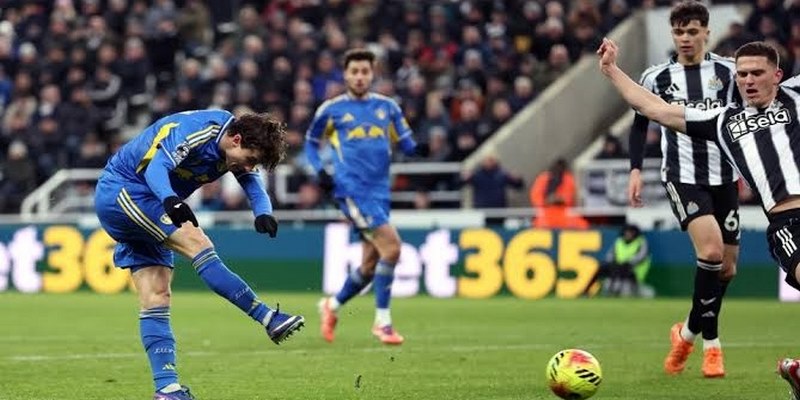 Newcastle nhỉnh hơn về phong độ dù Leeds cũng bất bại tại Premier League